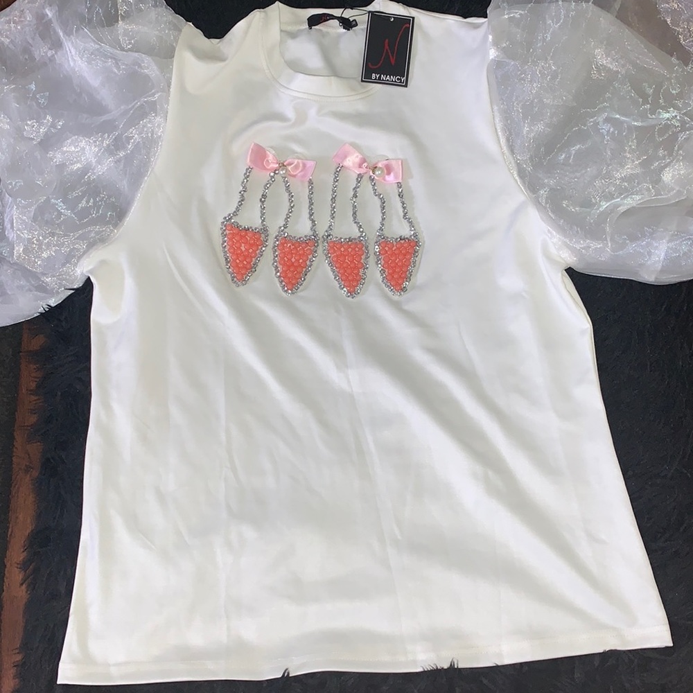 T-shirt with sleeves and stones and pink pearls